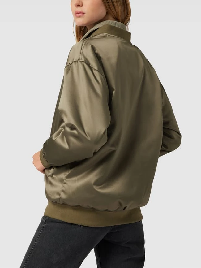 URBAN CLASSICS OVERSIZED Bomberjacke Aus Satin Modell 'Oversized Satin Bomber' - Lindgrün 5 URBAN CLASSICS OVERSIZED Bomberjacke Aus Satin Modell 'Oversized Satin Bomber' - Lindgrün – Bild 5