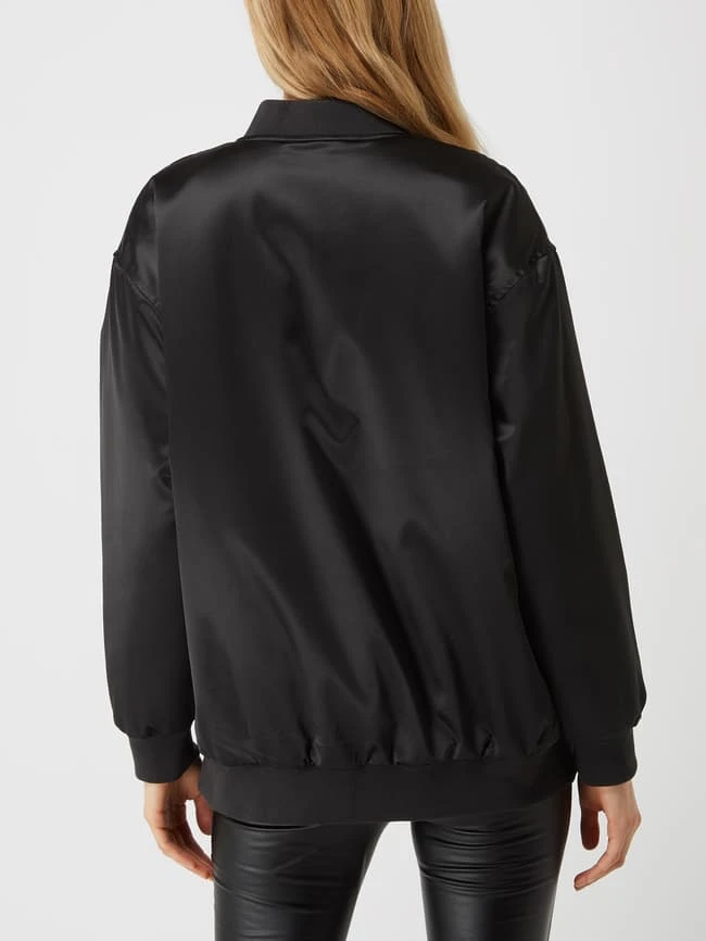 URBAN CLASSICS Oversized Bomber Aus Satin - Wattiert - Schwarz 5 URBAN CLASSICS Oversized Bomber Aus Satin - Wattiert - Schwarz – Bild 5