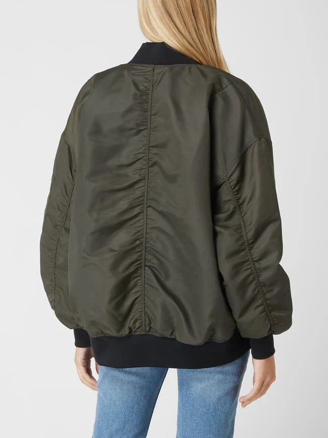 With Black Blouson Mit überschnittenen Schultern Modell 'Kally' - Olivgrün 5 With Black Blouson Mit überschnittenen Schultern Modell 'Kally' - Olivgrün – Bild 5