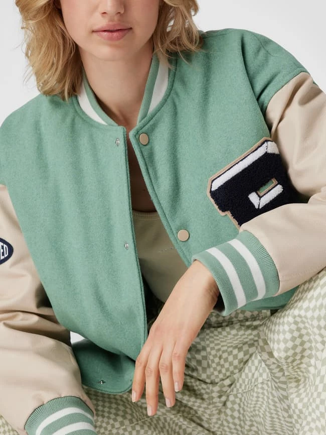 REVIEW Collegejacke Mit Label-Patch - Hellgrün 3 REVIEW Collegejacke Mit Label-Patch - Hellgrün – Bild 3