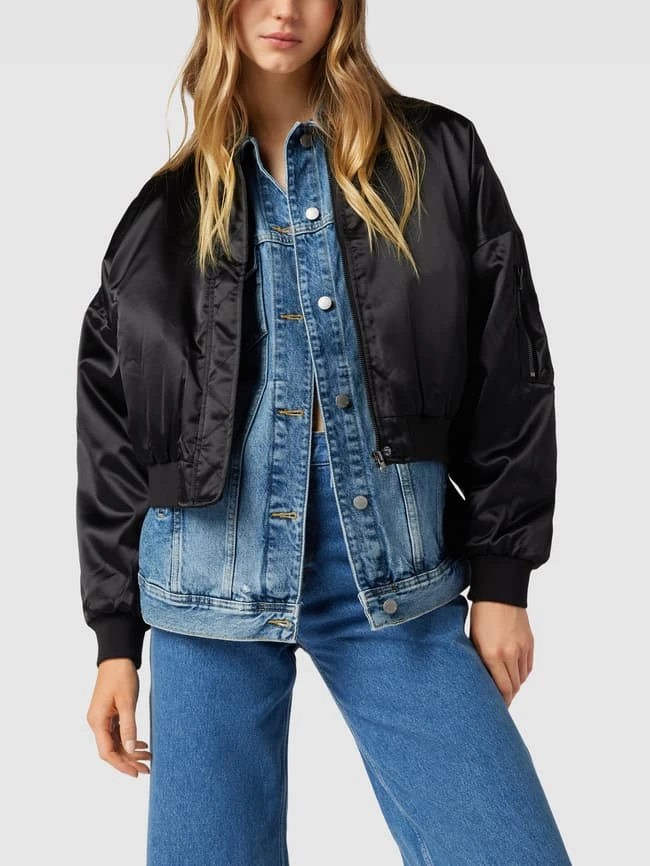 URBAN CLASSICS Oversized Bomberjacke Mit Reißverschlusstaschen - Schwarz 4 URBAN CLASSICS Oversized Bomberjacke Mit Reißverschlusstaschen - Schwarz – Bild 4