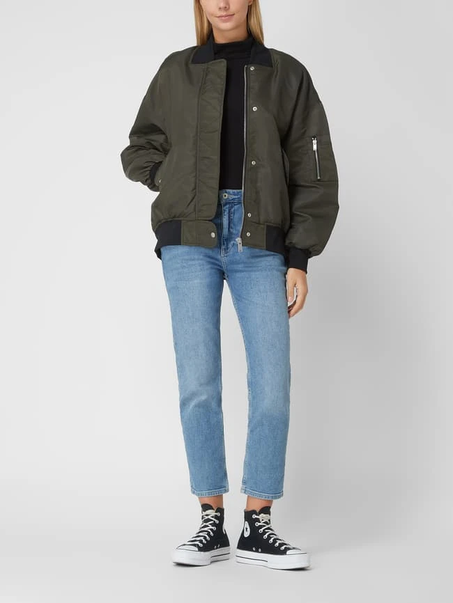 With Black Blouson Mit überschnittenen Schultern Modell 'Kally' - Olivgrün 1 With Black Blouson Mit überschnittenen Schultern Modell 'Kally' - Olivgrün