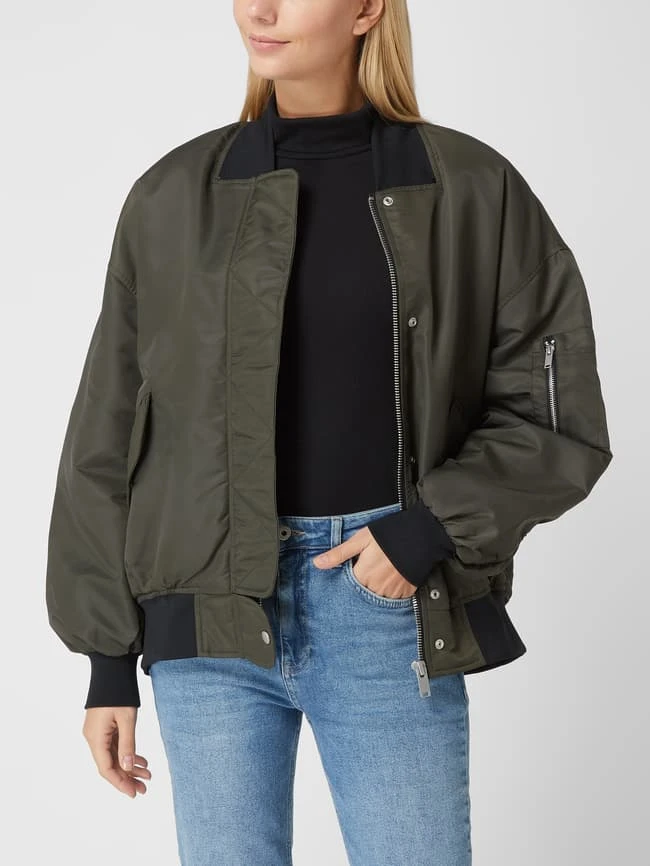 With Black Blouson Mit überschnittenen Schultern Modell 'Kally' - Olivgrün 4 With Black Blouson Mit überschnittenen Schultern Modell 'Kally' - Olivgrün – Bild 4