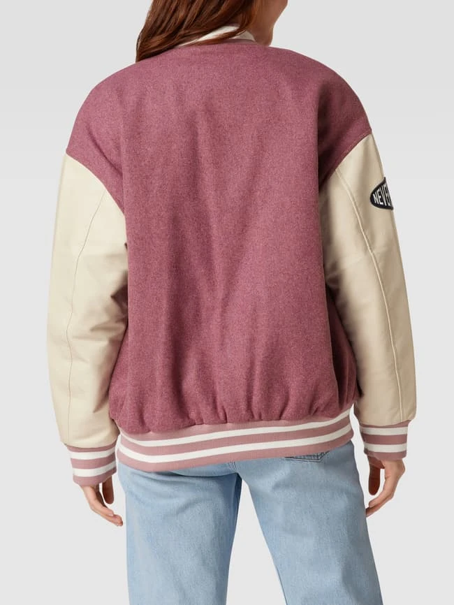 REVIEW Collegejacke Mit Label-Patch - Mauve 5 REVIEW Collegejacke Mit Label-Patch - Mauve – Bild 5
