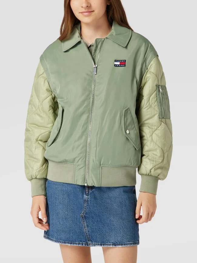 Tommy Jeans Bomberjacke Mit Label-Patch Modell 'SLEEVE BOMBER' - Schilf 4 Tommy Jeans Bomberjacke Mit Label-Patch Modell 'SLEEVE BOMBER' - Schilf – Bild 4
