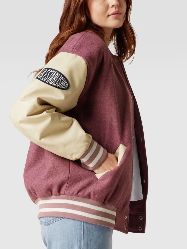 REVIEW Collegejacke Mit Label-Patch - Mauve 3 REVIEW Collegejacke Mit Label-Patch - Mauve – Bild 3