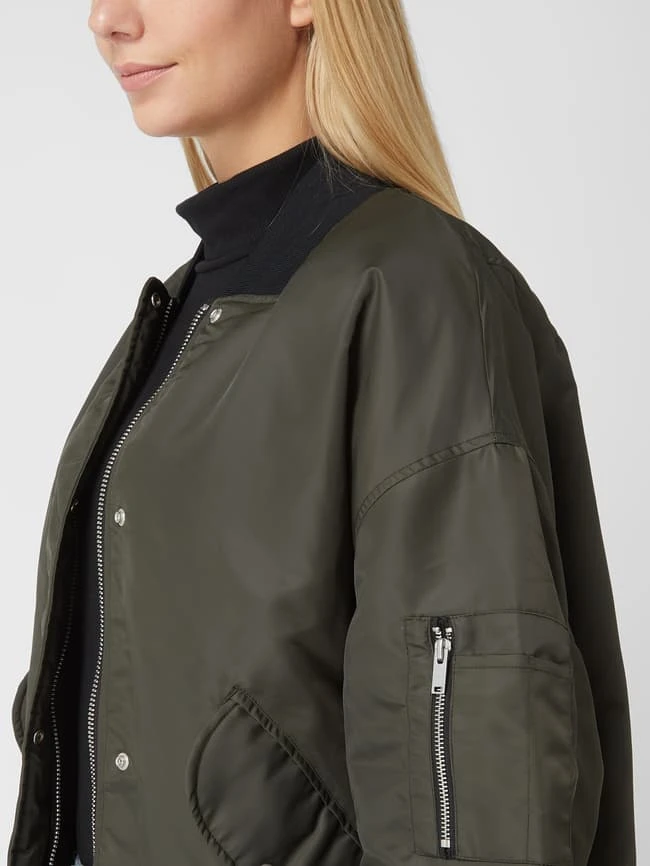 With Black Blouson Mit überschnittenen Schultern Modell 'Kally' - Olivgrün 3 With Black Blouson Mit überschnittenen Schultern Modell 'Kally' - Olivgrün – Bild 3