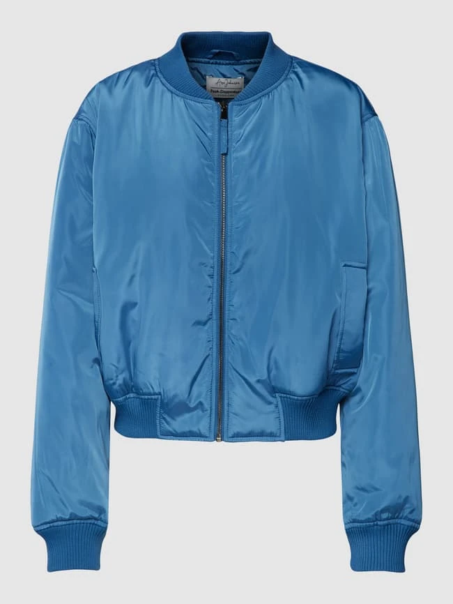 Ana Johnson X P&C Cropped Bomberjacke Mit Eingrifftaschen - Ana Johnson X P&C - Blau 2 Ana Johnson X P&C Cropped Bomberjacke Mit Eingrifftaschen - Ana Johnson X P&C - Blau – Bild 2
