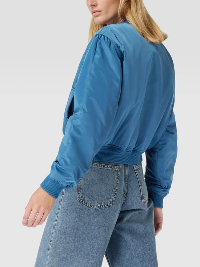 Ana Johnson X P&C Cropped Bomberjacke Mit Eingrifftaschen - Ana Johnson X P&C - Blau 5 Ana Johnson X P&C Cropped Bomberjacke Mit Eingrifftaschen - Ana Johnson X P&C - Blau – Bild 5