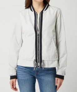 Amber & June Blouson Mit Zweiwege-Reißverschluss - Sand -Gipsy Shop a1b4el219crj4d2b6gok4lahaor48d9i8ss36eal851j6h1g8h9kihhg955k8hqa954kiiqc8d34uial9go3eo9p6srj8dr6c4pjgopkc8p36e9g6cs68ohh74pj0d1k6tj3ioo