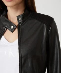 Calvin Klein Jeans Jacke In Leder-Optik Mit Stehkragen - Schwarz -Gipsy Shop ad3jadhh64o4egijaorkeiph7525acam6p65ce228coj8ii584r5ak239l7kce2l6gr3ejhp9gskqcpl6ko34d9mcoojeor4c4pj4c1k6co64e9j64q34c1lc8o30dhg71h36c0
