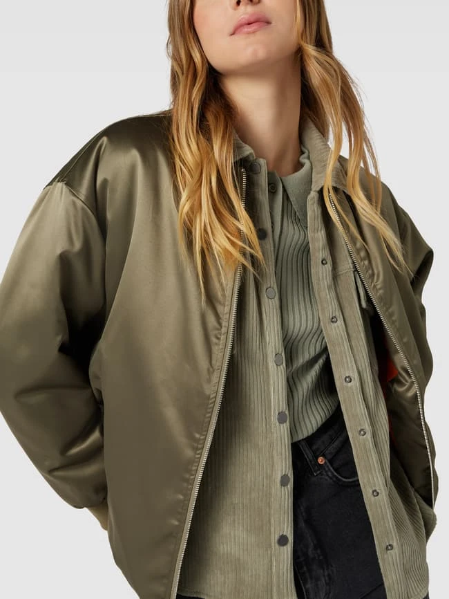 URBAN CLASSICS OVERSIZED Bomberjacke Aus Satin Modell 'Oversized Satin Bomber' - Lindgrün 3 URBAN CLASSICS OVERSIZED Bomberjacke Aus Satin Modell 'Oversized Satin Bomber' - Lindgrün – Bild 3