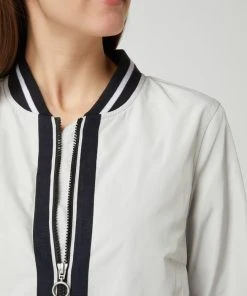 Amber & June Blouson Mit Zweiwege-Reißverschluss - Sand -Gipsy Shop ad84ii9h8l24cg9m8d24el2g9so52h1o6923ggah68q4gkii89936dq69t33gdqh6d74ola4ah734h216co6aoj36hj62e3165ij0opk6di62e1jcdgjidj475ijgeb461j36d8