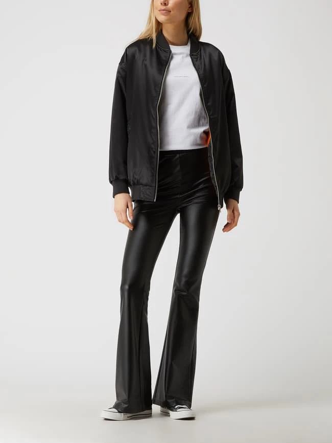 URBAN CLASSICS Oversized Bomber Aus Satin - Wattiert - Schwarz 1 URBAN CLASSICS Oversized Bomber Aus Satin - Wattiert - Schwarz